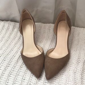 Pointed toe, suede kitten heel